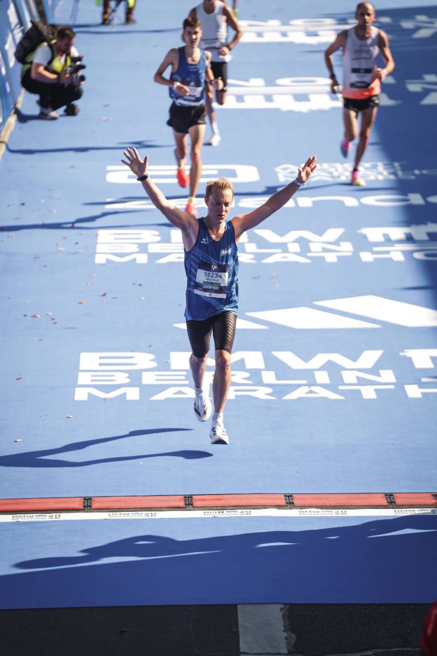Andreas Baumann im Ziel des Berlin-Marathons 2026