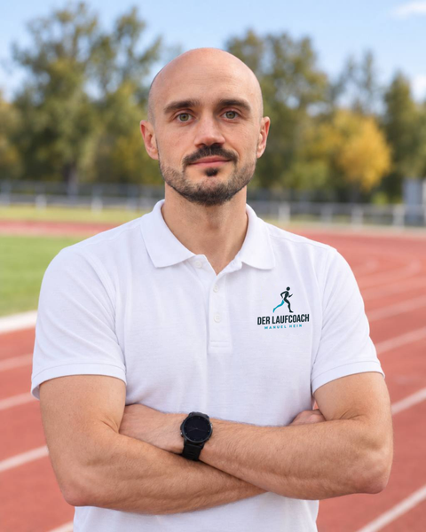 Manuel Hein on a running track, wearing a white polo shirt with the Laufcoach logo